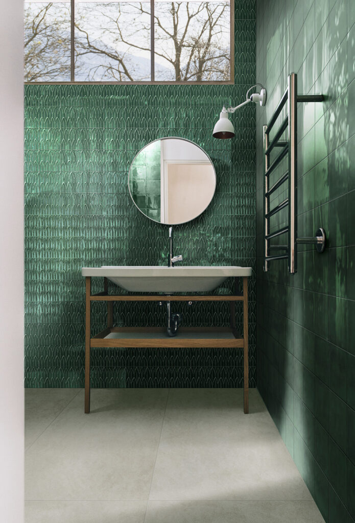 Céramique carrée vert émeraude de la collection Sol au mur d'une salle de bain