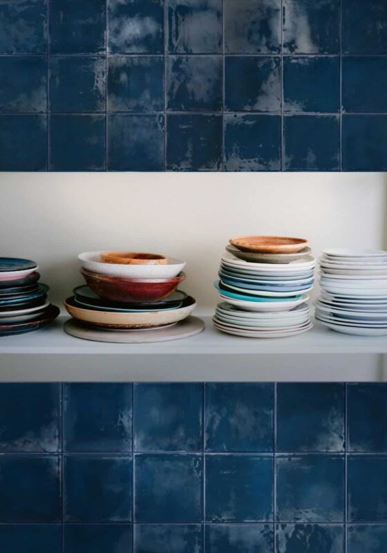 Dosseret de cuisine : une des tendances 2024, la céramique bleue
