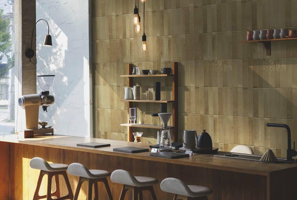 Dosseret de cuisine : une des tendances 2024, la céramique couleur terreuse