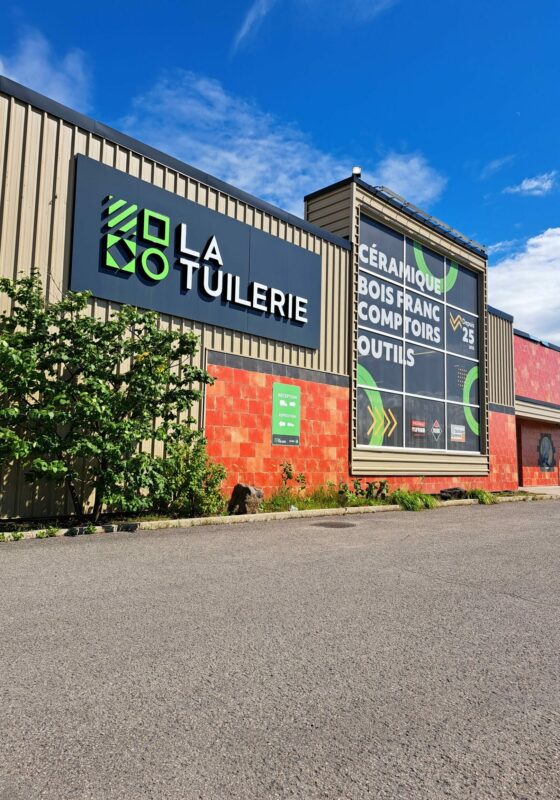 Magasin et entrepôt de céramique à Saint-Jérôme