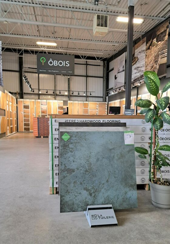 Magasin et entrepôt de céramique à Saint-Jérôme