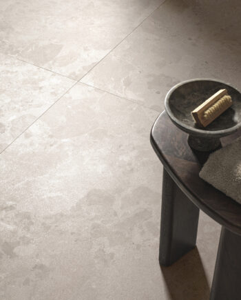 Un plancher avec la collection Moon, des tuiles imitation pierre couleur galet.