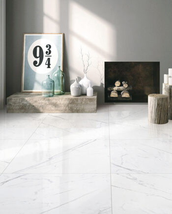 Fuji, porcelaine effet marbre blanc dans un salon moderne.