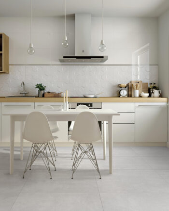 Cuisine moderne avec plancher en porcelaine effet pierre Lucas. Modern kitchen with stone-like porcelain tiles Lucas.