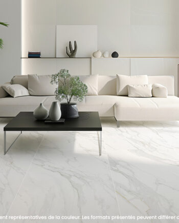 Salon à aire ouverte lumineux avec plancher porcelaine effet marbre Mont Blanc