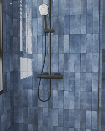 Tuile Shallow couleur océan au mur d'une douche