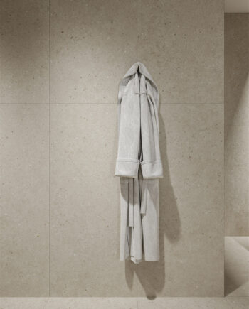 Tuiles effet pierre mat, la collection Modernism incarne l’essence même du design contemporain : géométrie claire, surface douce, et équilibre parfait entre forme et fonction.