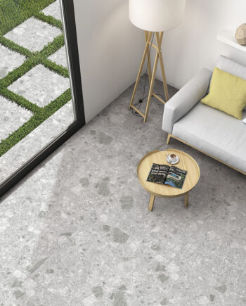 La collection Lombarda, une tuile effet pierre naturelle en porcelaine au fini mat texturé. Un design inspiré du terrazzo moderne, idéal pour murs et planchers résidentiels ou commerciaux.
