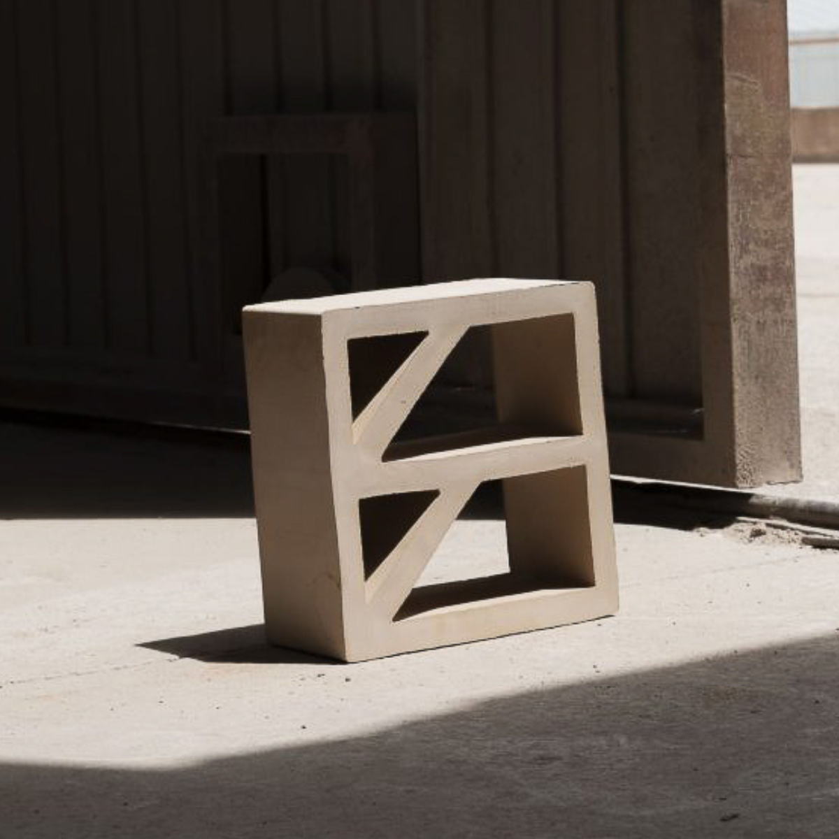 Claustra Eme au design géométrique représentant un M et créant un relief sculptural marqué, idéal pour un mur signature ou une séparation entre deux zones de vie.