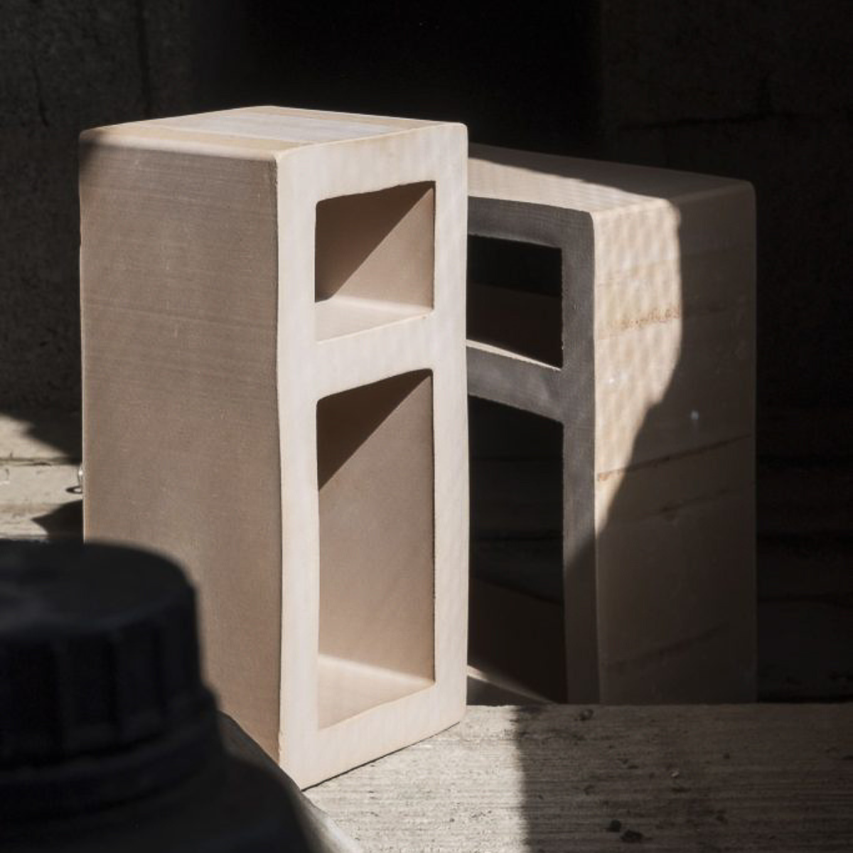 Claustra Medio Tercio au format rectangulaire créant un effet linéaire sobre, structuré et discret.