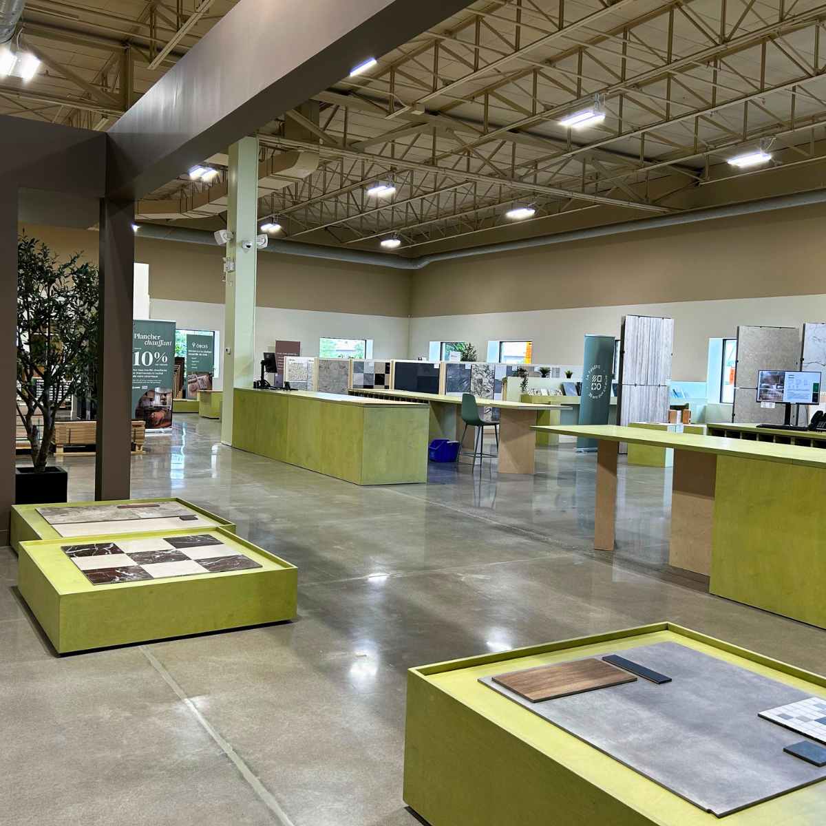 Espace manipulation des échantillons sur les comptoirs du Labo La Tuilerie