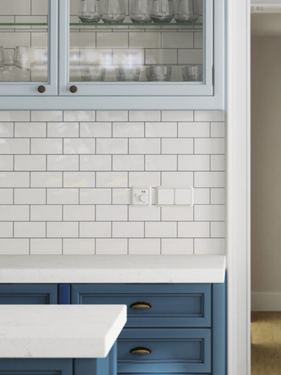 Échantillons de céramique : comment faire votre choix final? 5 Dosseret de cuisine en céramique blanche de la collection Évolution avec pose décalée.