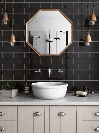 Échantillons de céramique : comment faire votre choix final? 4 Salle de bain avec céramique noire de la collection Évolution posée au mur derrière le lavabo.