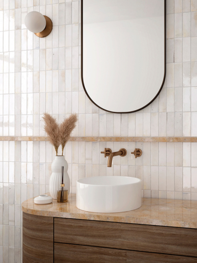 Échantillons de céramique : comment faire votre choix final? 3 Salle de bain avec céramique blanche de la collection Hanoï, posée en mur derrière un lavabo.
