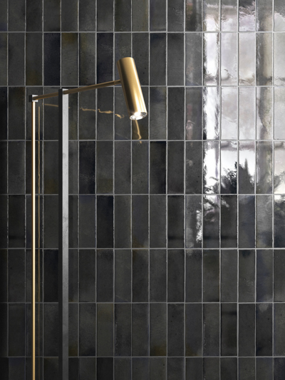 Échantillons de céramique : comment faire votre choix final? 2 Céramique noire Hanoï dans une douche avec plusieurs faces différentes pour un rendu naturel.