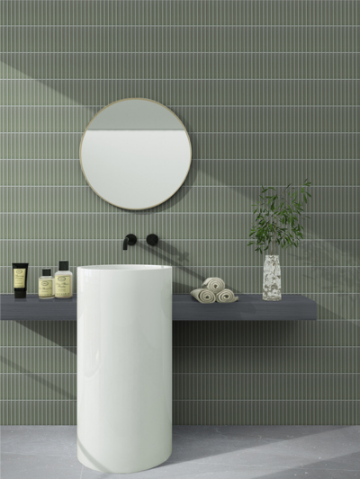 Échantillons de céramique : comment faire votre choix final? 7 Salle de bain avec céramique verte de la collection Kitkat, posée sur un grand mur derrière le lavabo.