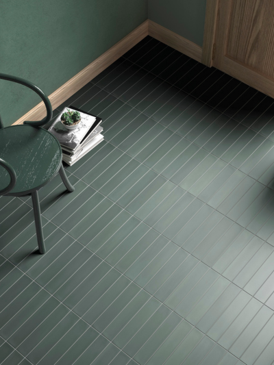 Échantillons de céramique : comment faire votre choix final? 9 Plancher en céramique verte mate de la collection Wadi, posé en petites tuiles rectangulaires.