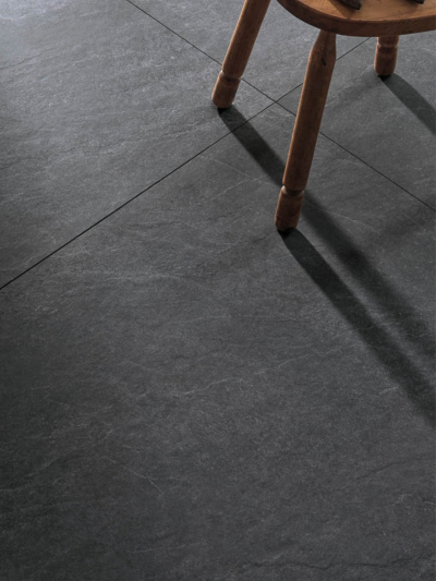 Quelle largeur de joint choisir pour la céramique de salle de bain? 9 Plancher avec la collection Eras à bords rectifiés et joints discrets