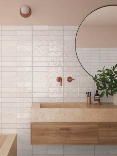 Quelle largeur de joint choisir pour la céramique de salle de bain? 7 Salle de bain avec la collection La Riviera à bords irréguliers et fini artisanal