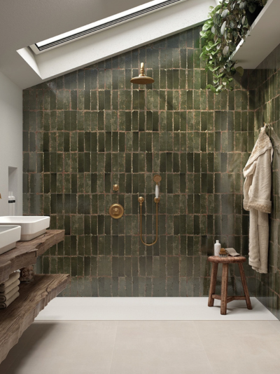 Quelle largeur de joint choisir pour la céramique de salle de bain? 6 Douche avec la collection Musa à bords irréguliers dans des tons verts