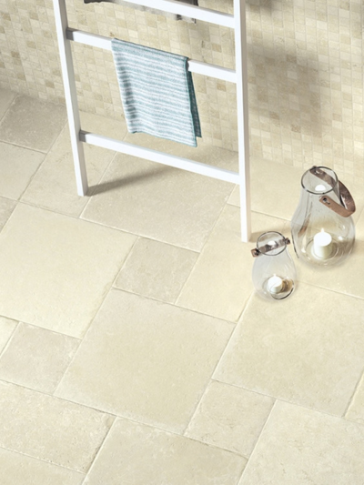Quelle largeur de joint choisir pour la céramique de salle de bain? 8 Salle de bain avec la collection Ostuni à bords anticato et effet pierre ancienne