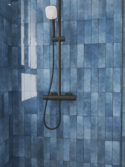 Quelle largeur de joint choisir pour la céramique de salle de bain? 5 Douche avec la collection Shallow bleue en tuile non rectifiée